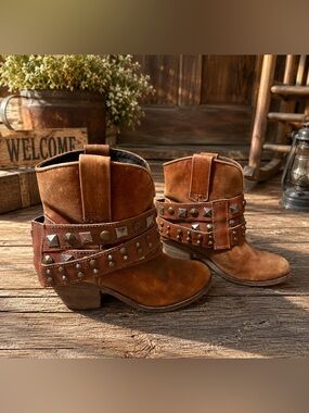 Circle G by Corral Women's Studded Distressed Leather Ankle Boots Size 7M